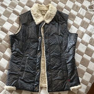 Woolrich Black Leaf Vest with Cream Fleece